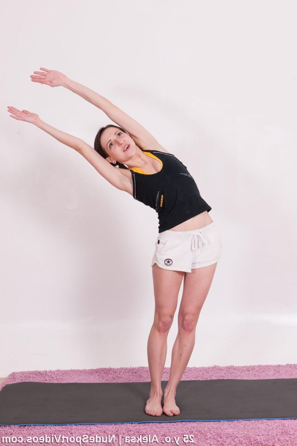 11P Amateur brunette undresses and exercises at once