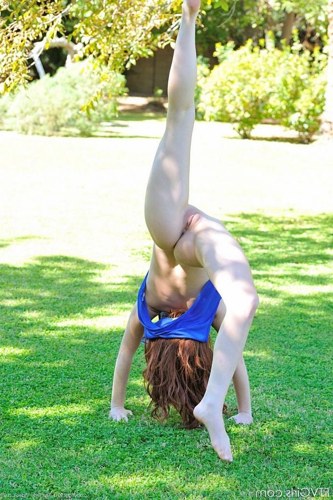 15P Cute redhead does pussy flashing cartwheels in park