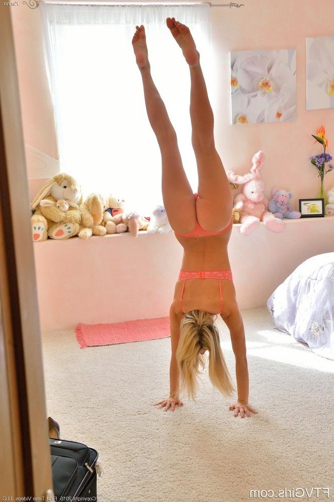15P Blonde cutie strips from her pink underwear and showes her pussy