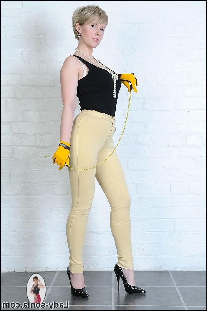 15P Mature blonde in black high heels