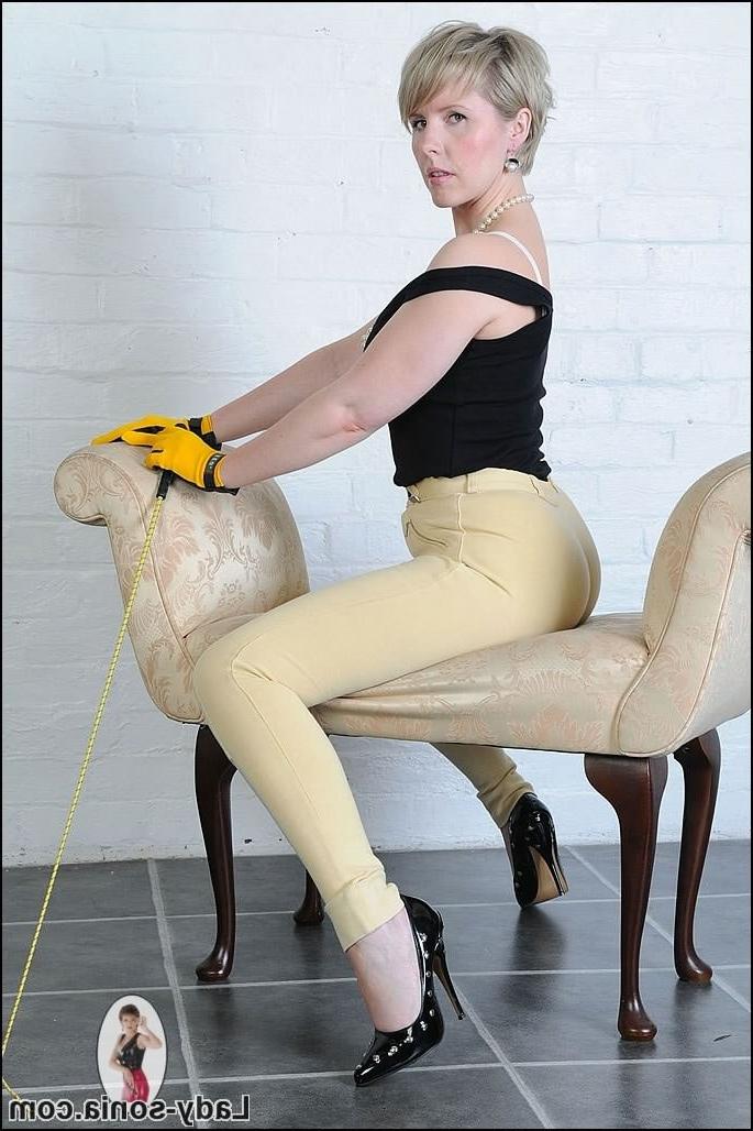 15P Mature blonde in black high heels