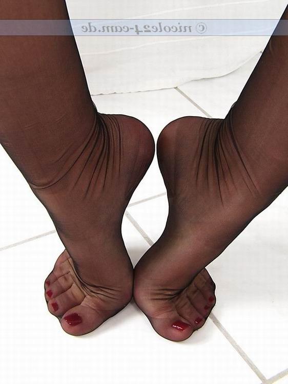 16P Foot fetish queen Nicole and her awesome feet in nylons