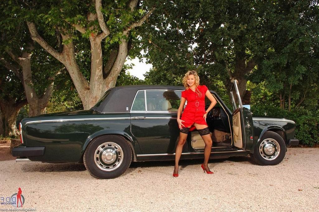 16P Rich blonde Zoe Fox in stockings on a hot car