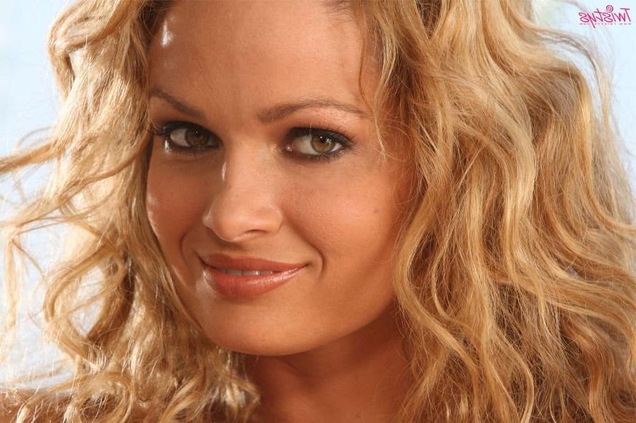 16P Beautiful blonde babe Prinzzess Sasha showing off her body