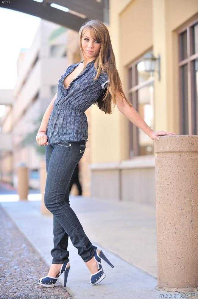 15P Hot Capri in sexy clothing flashing