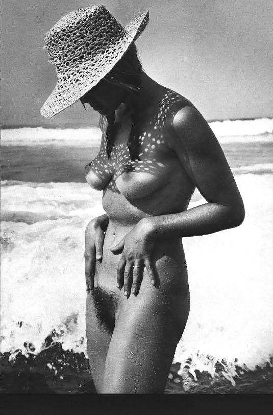 14P TheSandfly Beach Retro Babes