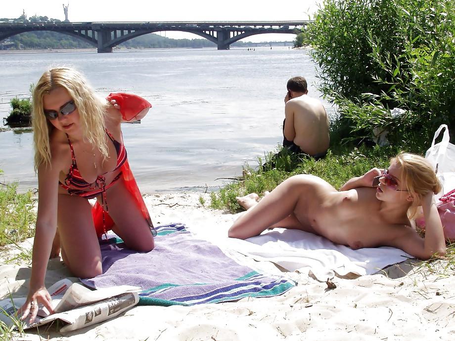 20P Naked girls play on beach