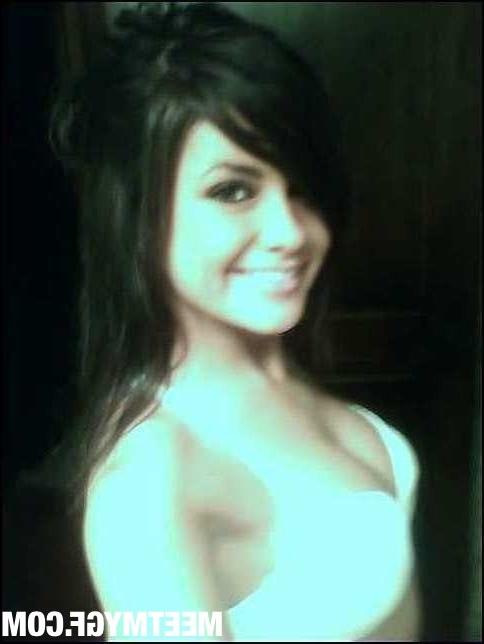 16P Hot college girl with big tits and round ass self shot pics