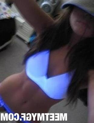 16P Hot college girl with big tits and round ass self shot pics