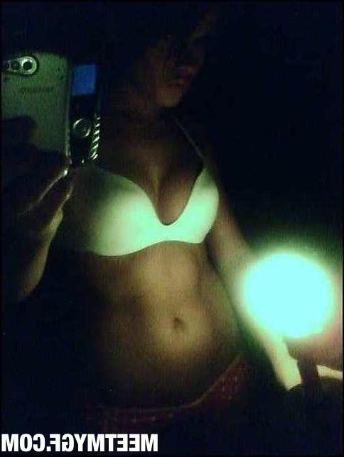 16P Hot college girl with big tits and round ass self shot pics
