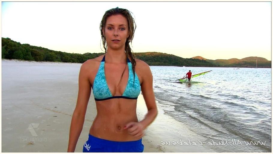 15P Jennifer Hawkins wardrobe malfuntion ass flash on the catwalk