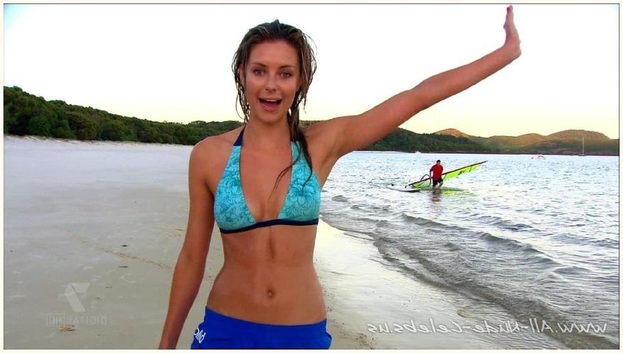15P Jennifer Hawkins wardrobe malfuntion ass flash on the catwalk