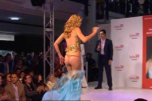 15P Jennifer Hawkins wardrobe malfuntion ass flash on the catwalk