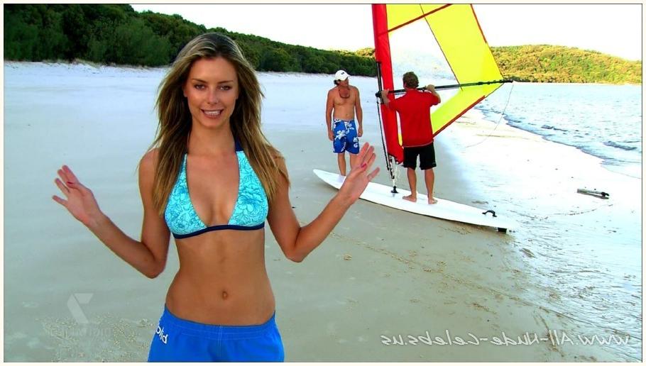 15P Jennifer Hawkins wardrobe malfuntion ass flash on the catwalk