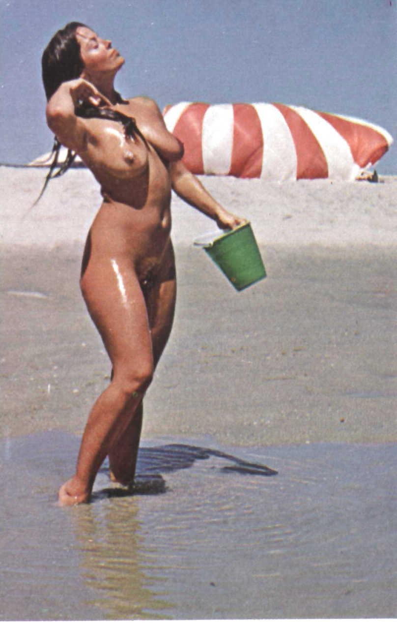 25P VINTAGE TEEN & MILF NUDISTS