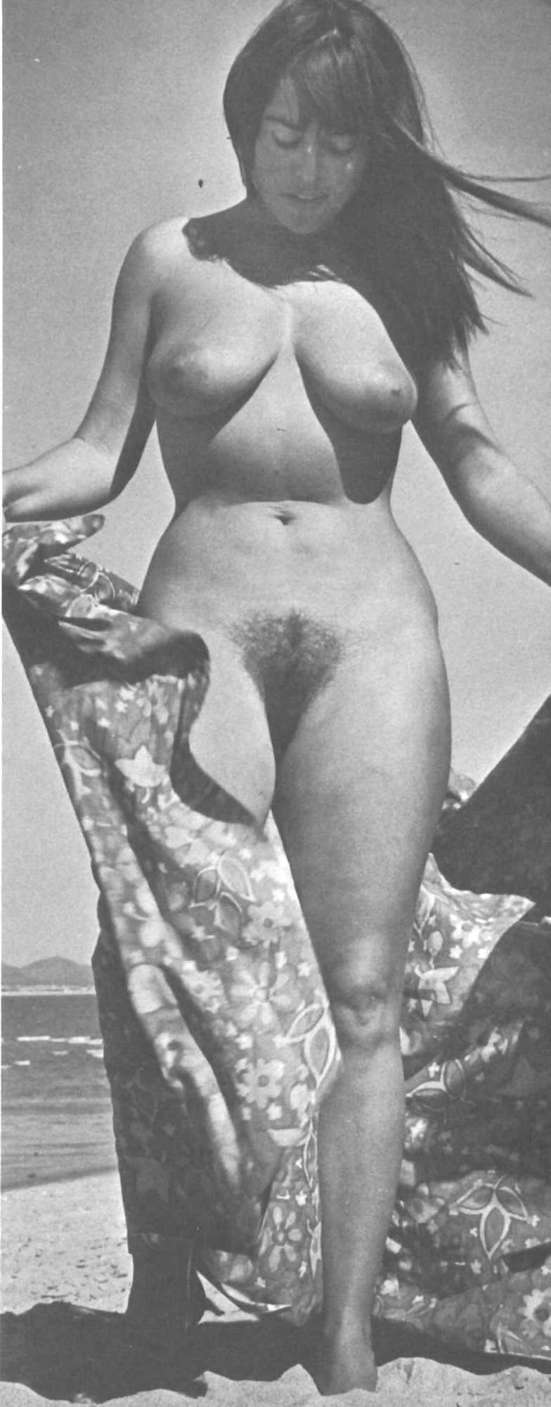 25P VINTAGE TEEN & MILF NUDISTS