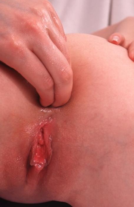 15P Dude fisting sluts deep ass hole