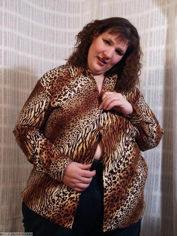 16P Obese slut dildoing herself