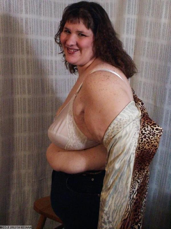 16P Obese slut dildoing herself
