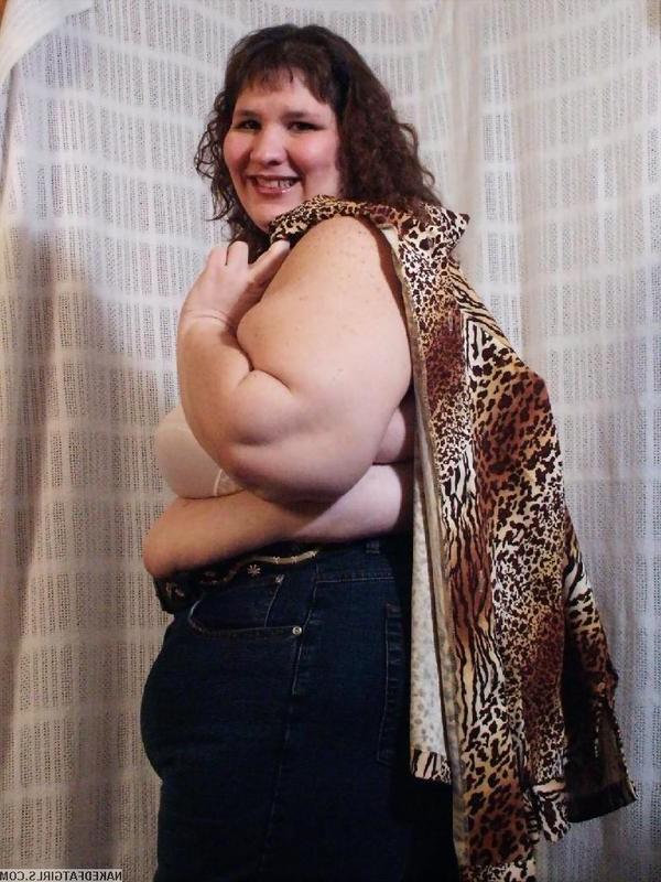 16P Obese slut dildoing herself