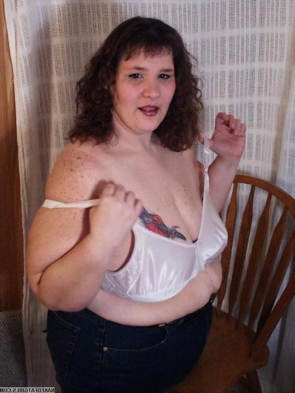 16P Obese slut dildoing herself
