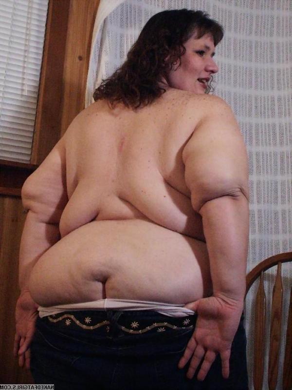 16P Obese slut dildoing herself