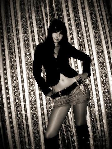25P Nylon - upskirt - leg 3
