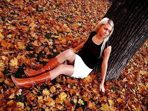 25P Nylon - upskirt - leg 3
