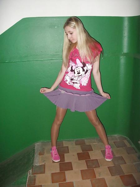 25P Nylon - upskirt - leg 13