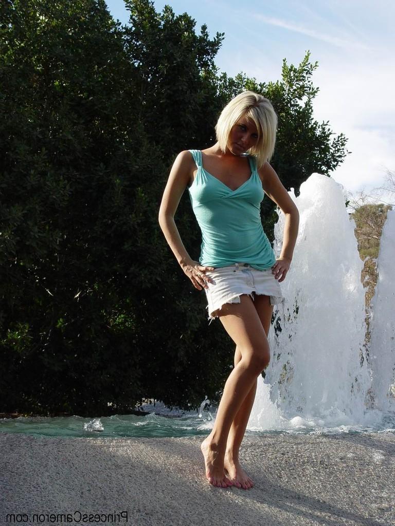16P Flashing pussy outside
