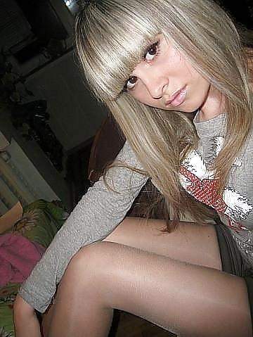 25P Nylon - upskirt - leg 2