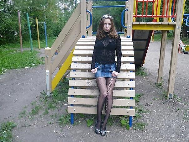 25P Nylon - upskirt - leg 2