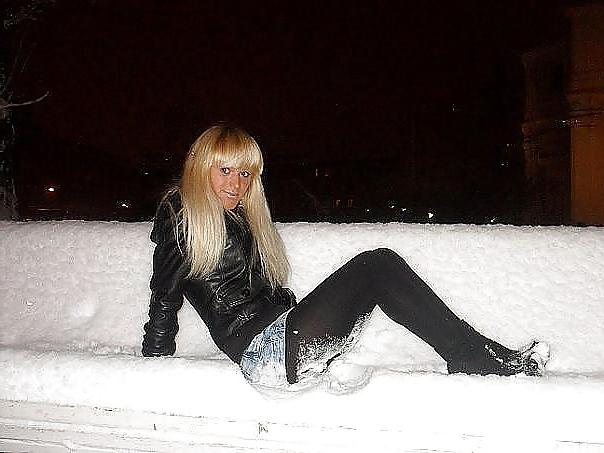 25P Nylon - upskirt - leg 2