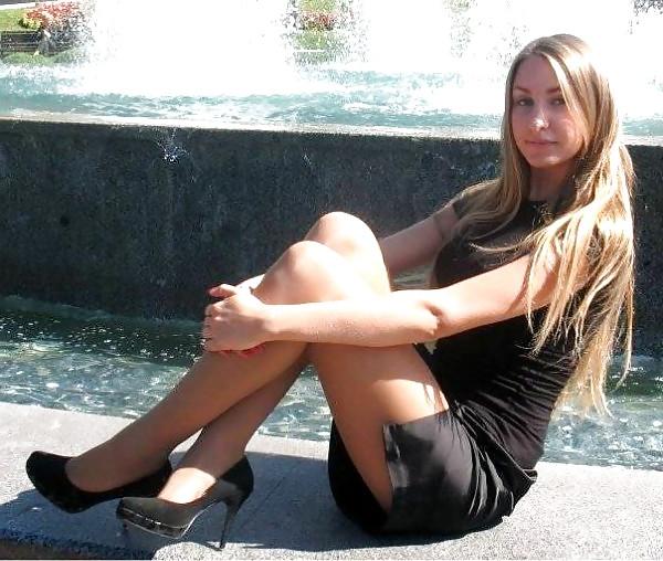 25P Nylon - upskirt - leg 2
