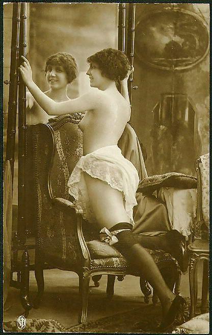 15P Vintage nude woman pics