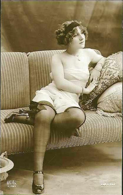 15P Vintage nude woman pics