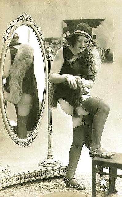 15P Vintage nude woman pics