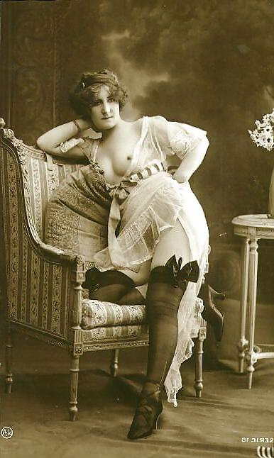 15P Vintage nude woman pics