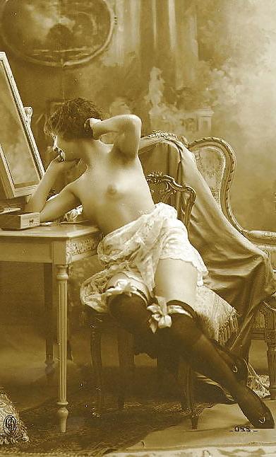 15P Vintage nude woman pics