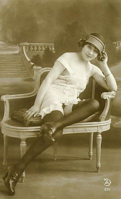 15P Vintage nude woman pics