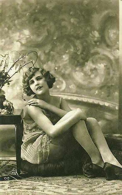 15P Vintage nude woman pics