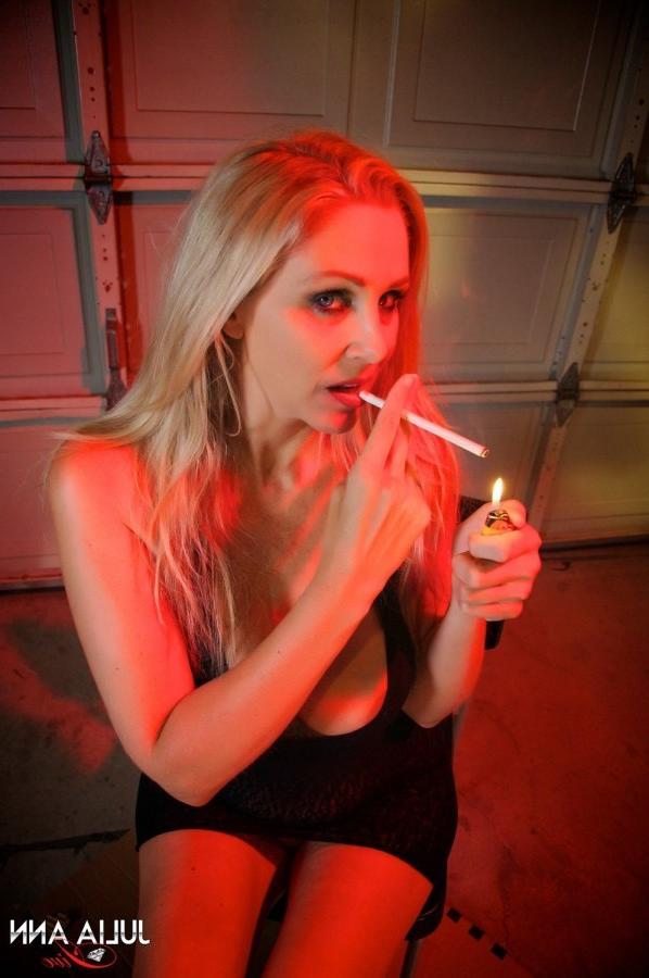 12P JULIA ANN GIVES A SMOKING HOT BLOWJOB!
