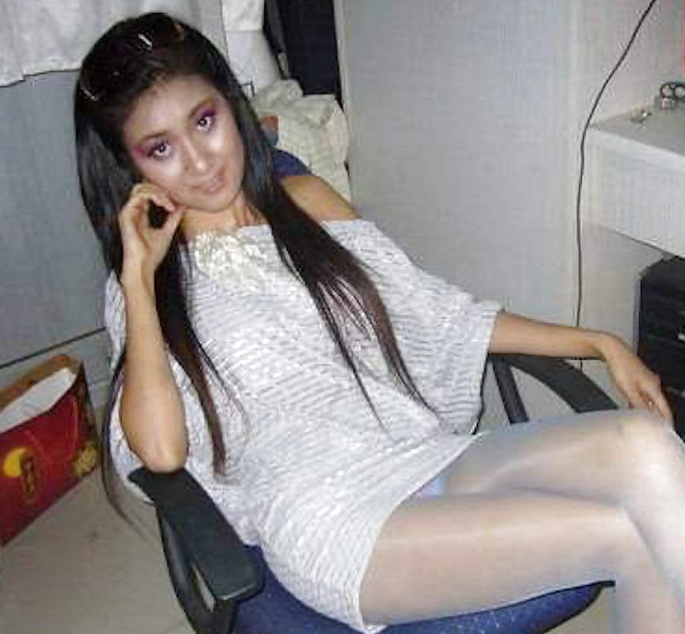 25P Nylon - upskirt - leg 16