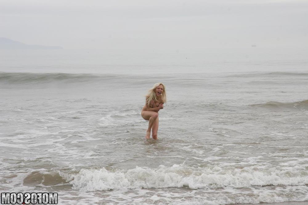 17P Blonde slut fucking hardcore sex with a spy at the beach