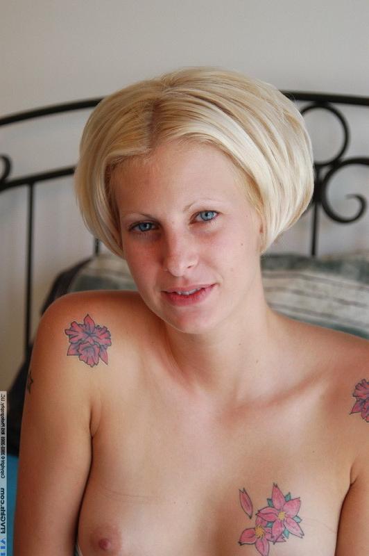 18P Hot blonde amateur Megan stripping