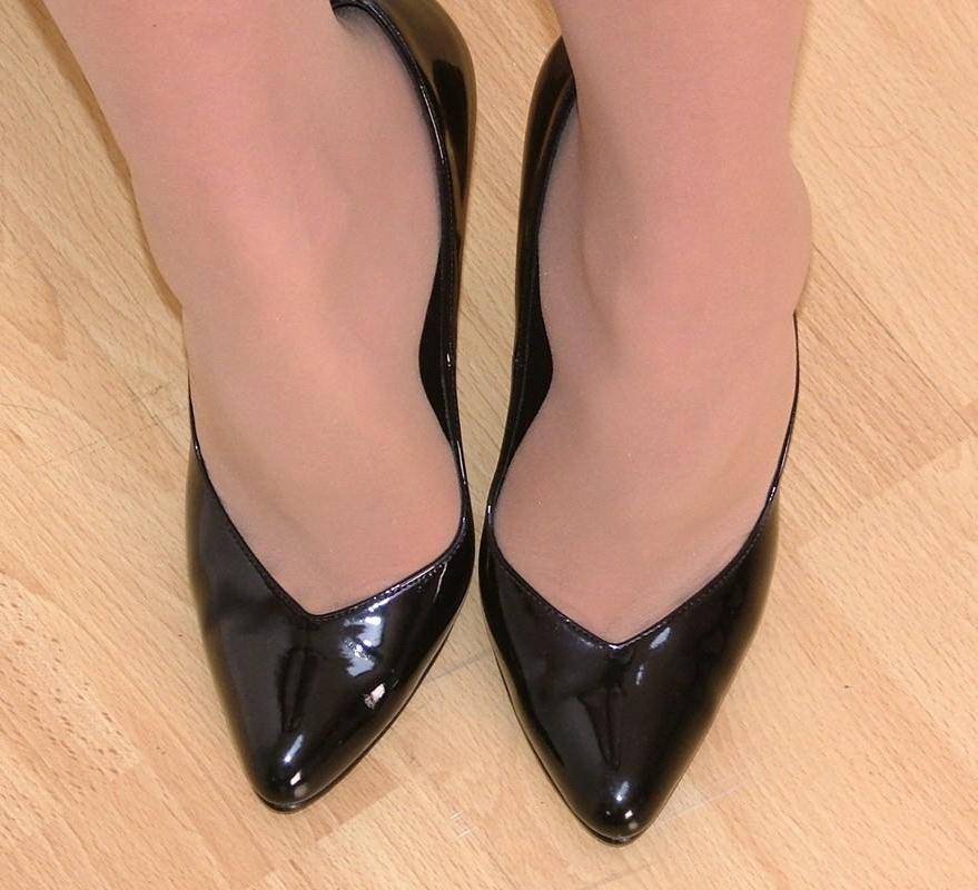 15P Blonde stocking model in high heels