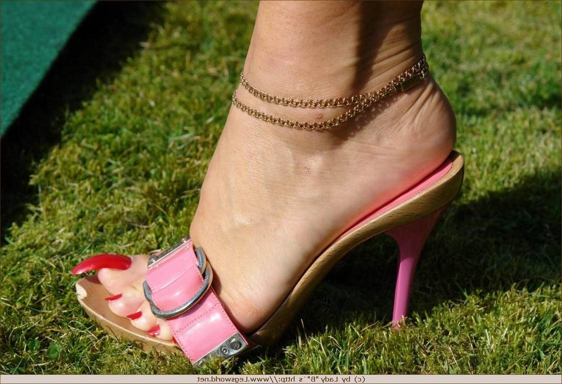12P Leggy amateur lady Barbara playing golf