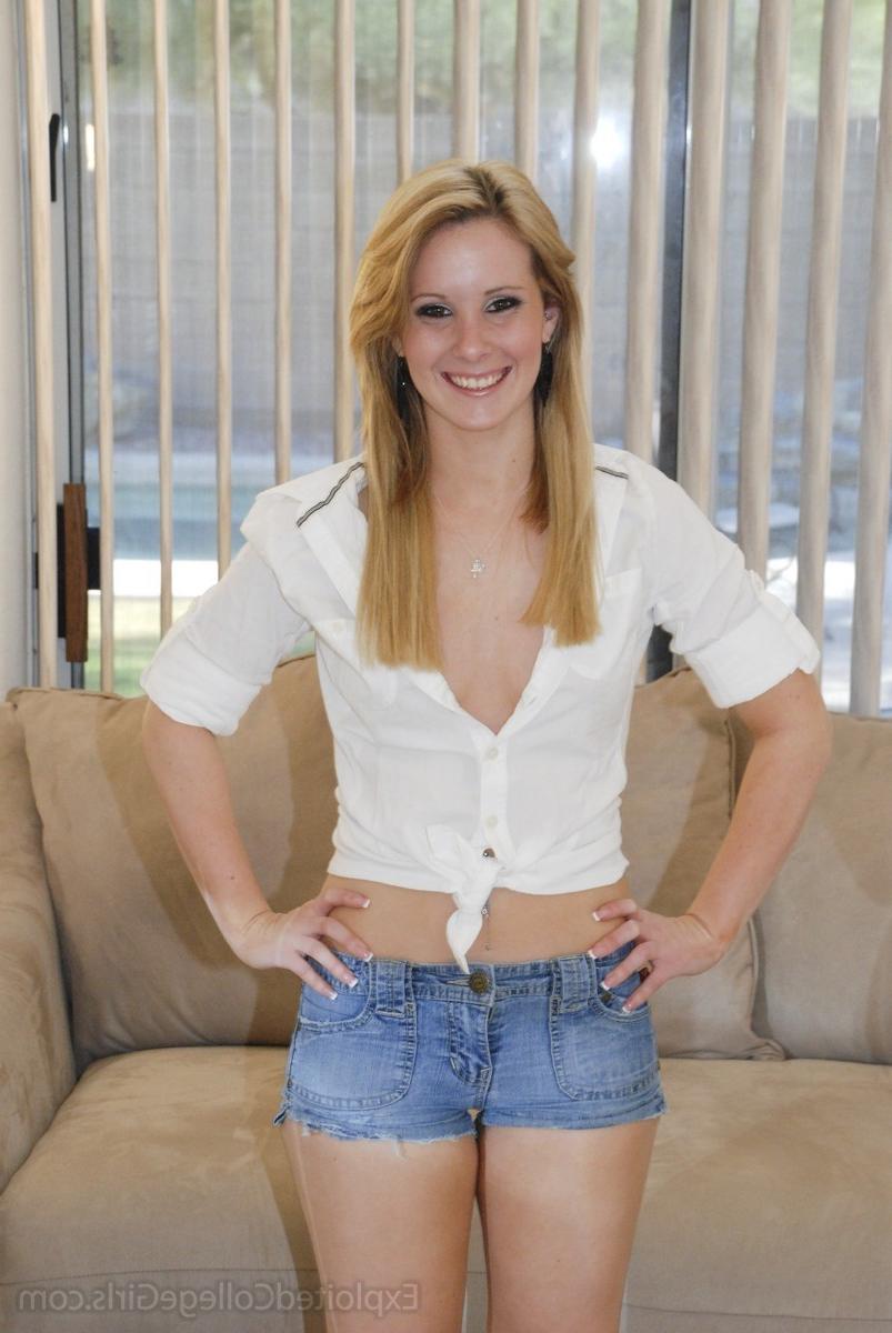 16P Amateur blonde college girl