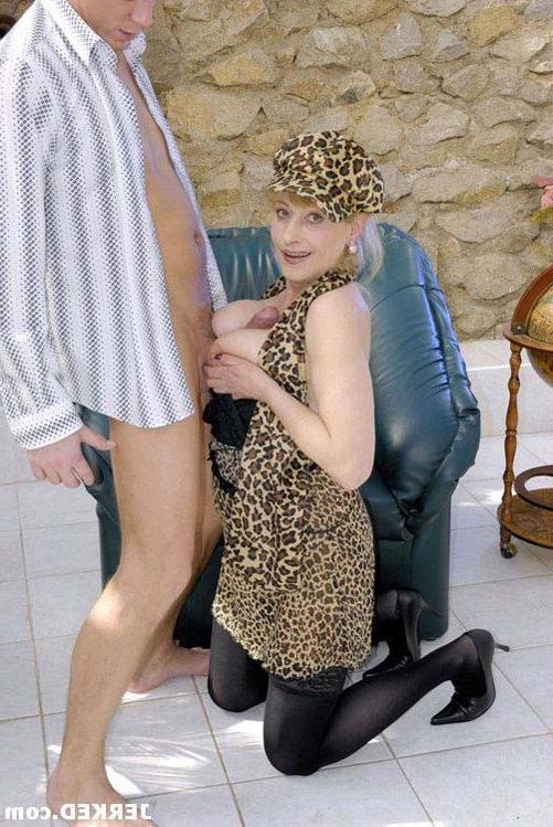 17P Blonde mom fucking and sucking a huge hard dick