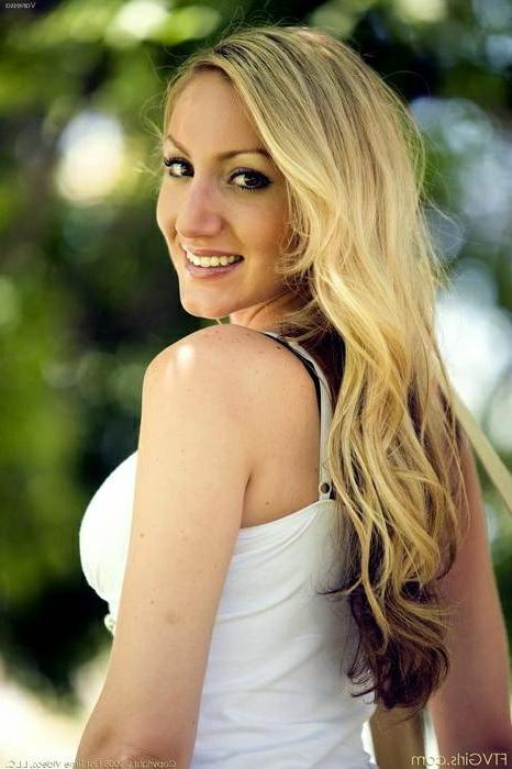 16P Blonde Babe Flashes At A Park